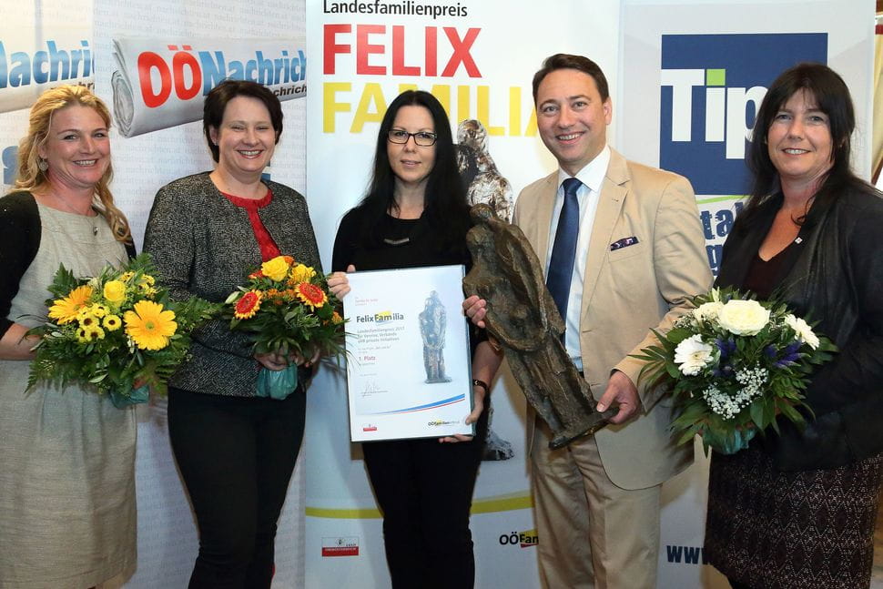 Familienreferent LH-Stv. Manfred Haimbuchner mit den Preisträgerinnen des Felix Familia 2017